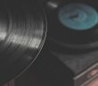 Do pop ao heavy metal, conheça 10 músicas com referências ao poker