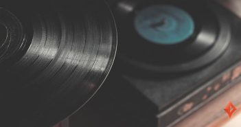 Do pop ao heavy metal, conheça 10 músicas com referências ao poker